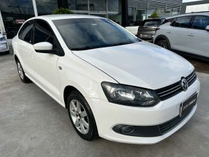 VOLKSWAGEN POLO HIGHLINE SEDAN AT 1.6 EXTRA FULL 2015