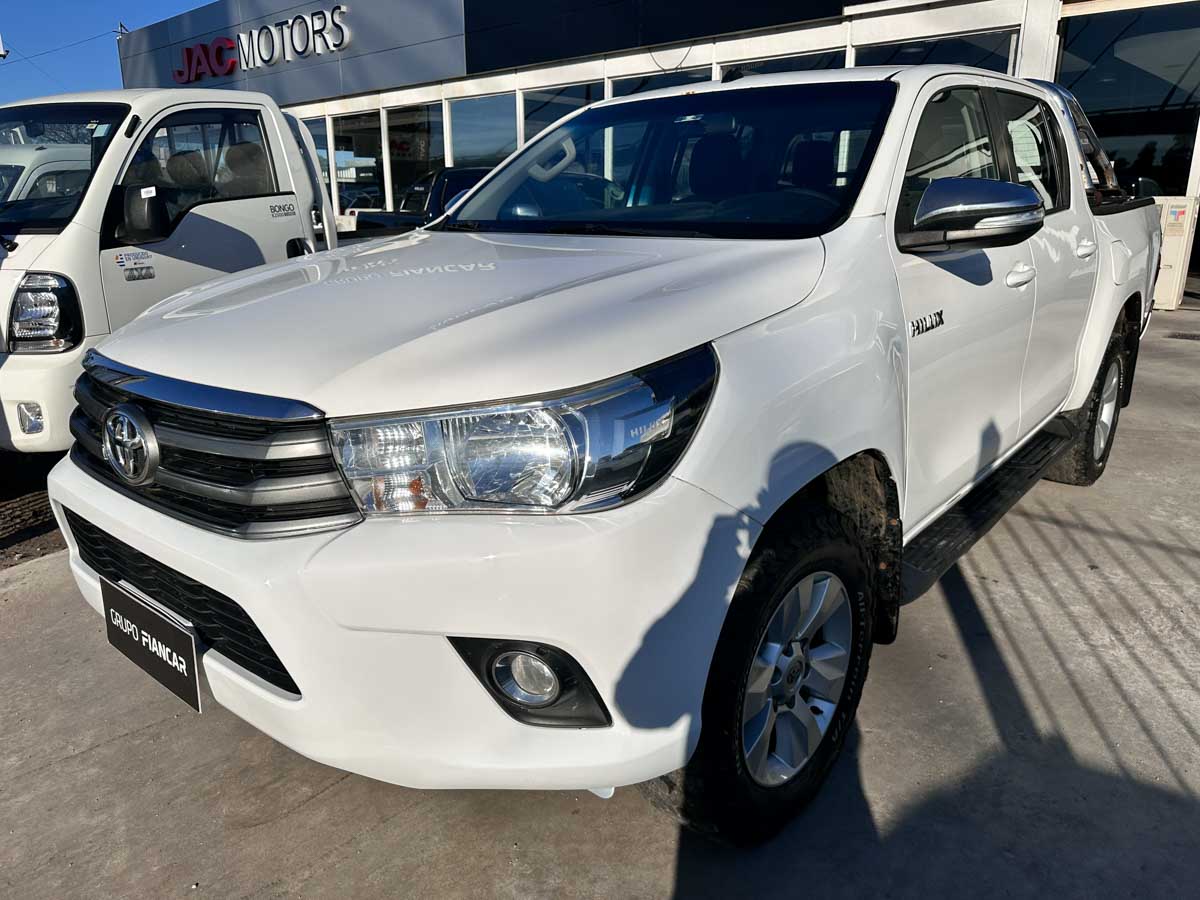 TOYOTA HILUX SR 4X4 MT 2.5 DIESEL 2017