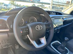 TOYOTA HILUX SR 4X4 MT 2.5 DIESEL 2017