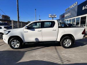 TOYOTA HILUX SR 4X4 MT 2.5 DIESEL 2017