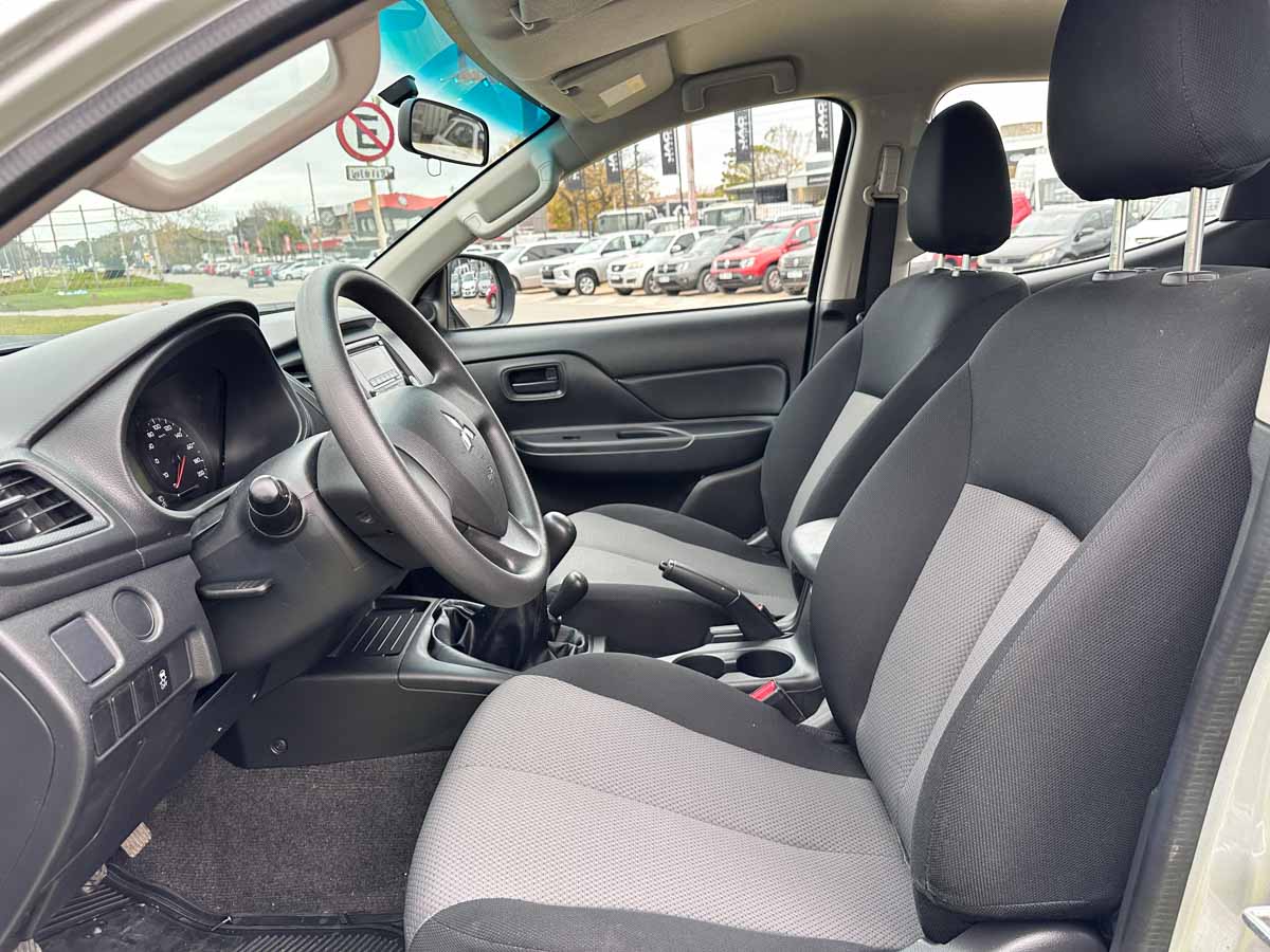 MITSUBISHI L200 DC 4X4 2.4 NAFTA 2023