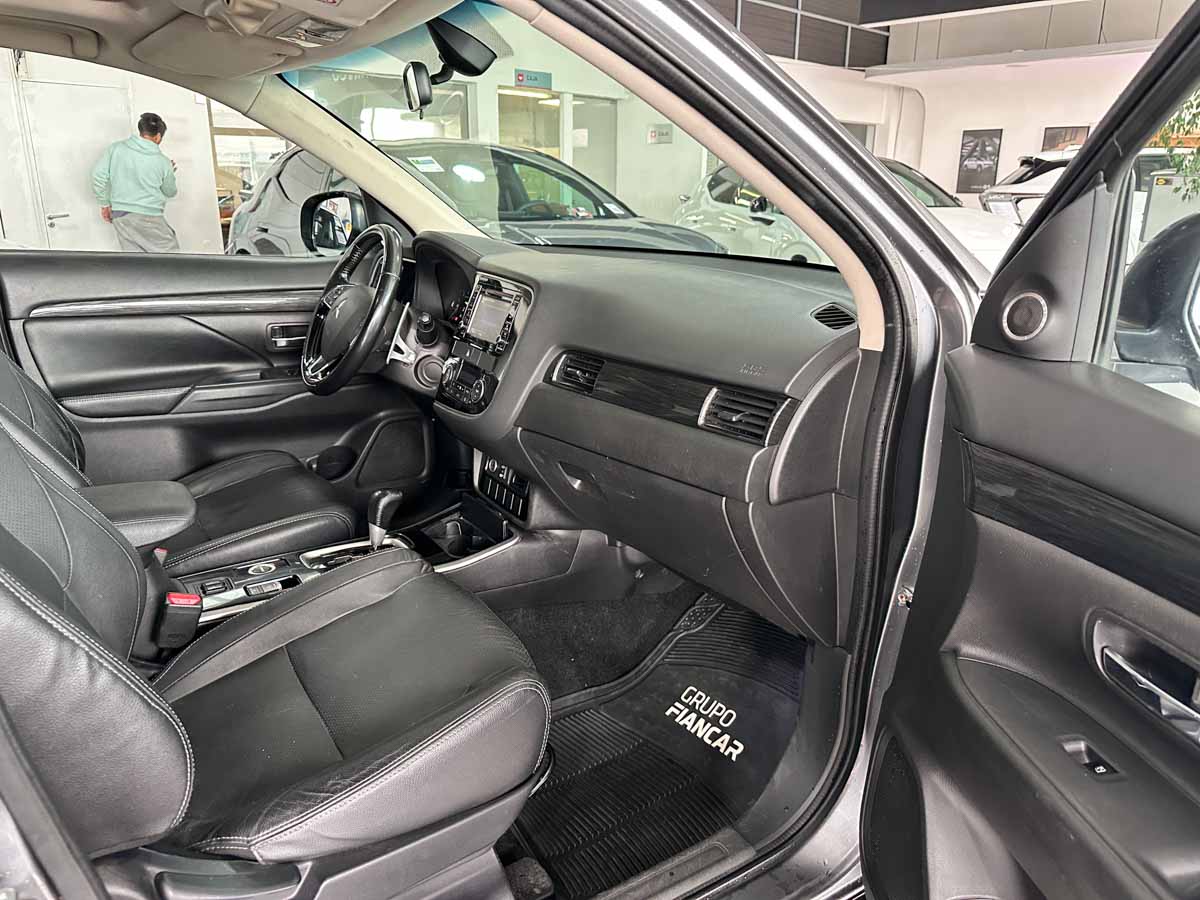 MITSUBISHI OUTLANDER 3.0 AT 4X4 EXTRA FULL 5PTS 2019