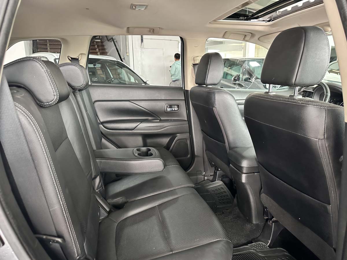 MITSUBISHI OUTLANDER 3.0 AT 4X4 EXTRA FULL 5PTS 2019
