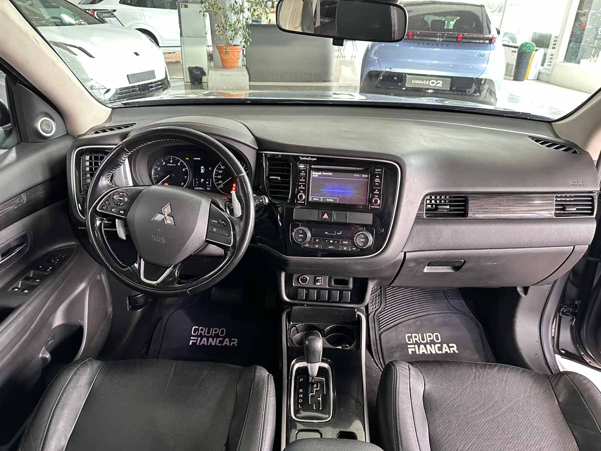 MITSUBISHI OUTLANDER 3.0 AT 4X4 EXTRA FULL 5PTS 2019