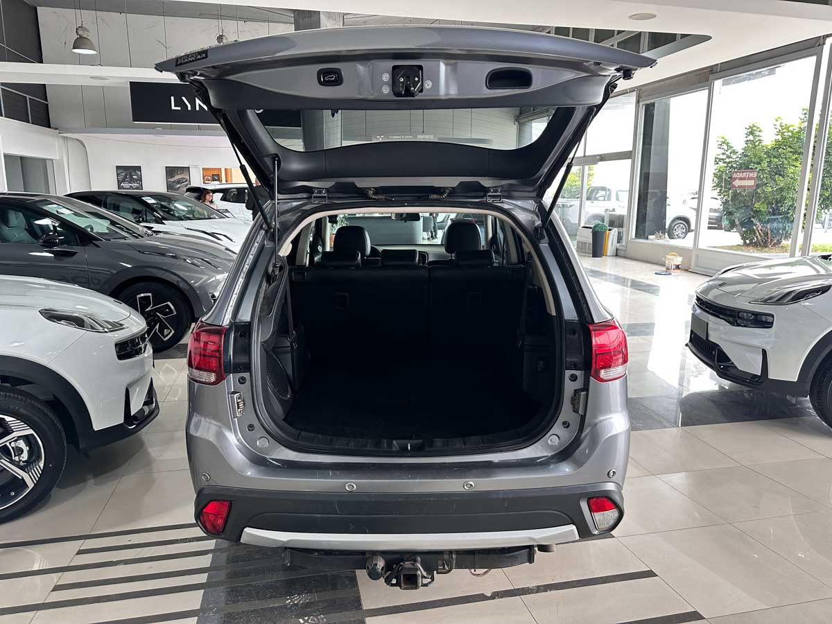 MITSUBISHI OUTLANDER 3.0 AT 4X4 EXTRA FULL 5PTS 2019