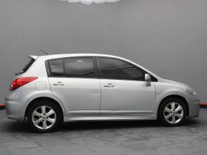 NISSAN TIIDA 2011