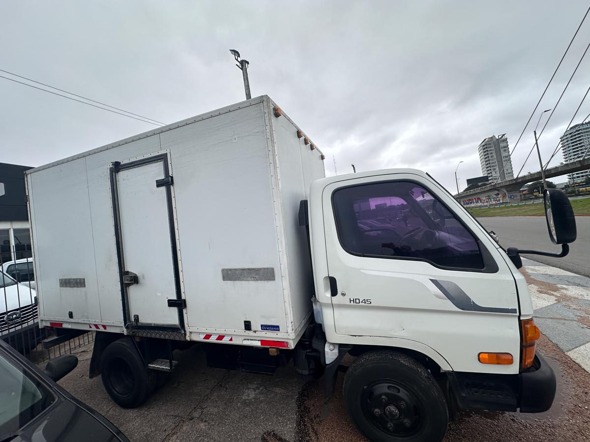 HYUNDAI HD 45 CON CAJA C/DIR. CAMIÓN 2010