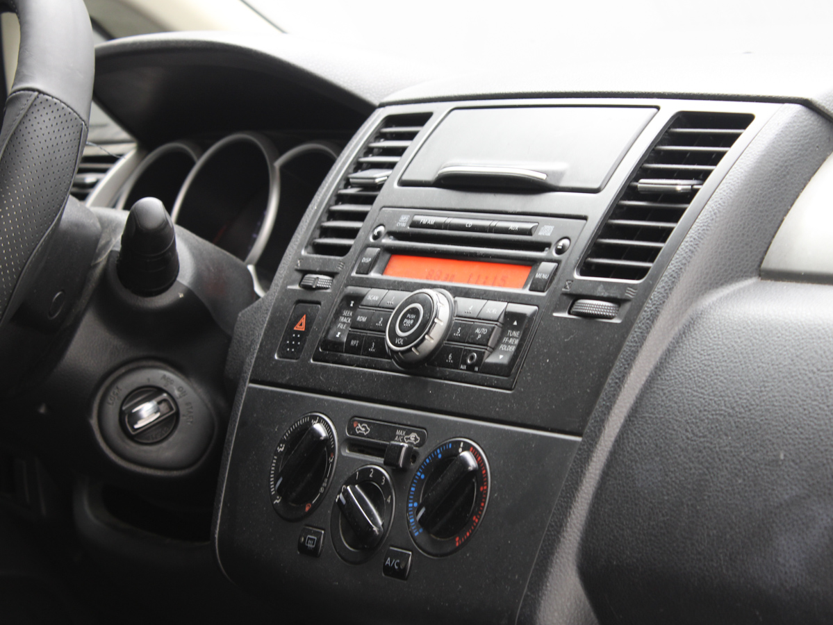NISSAN TIIDA 2010