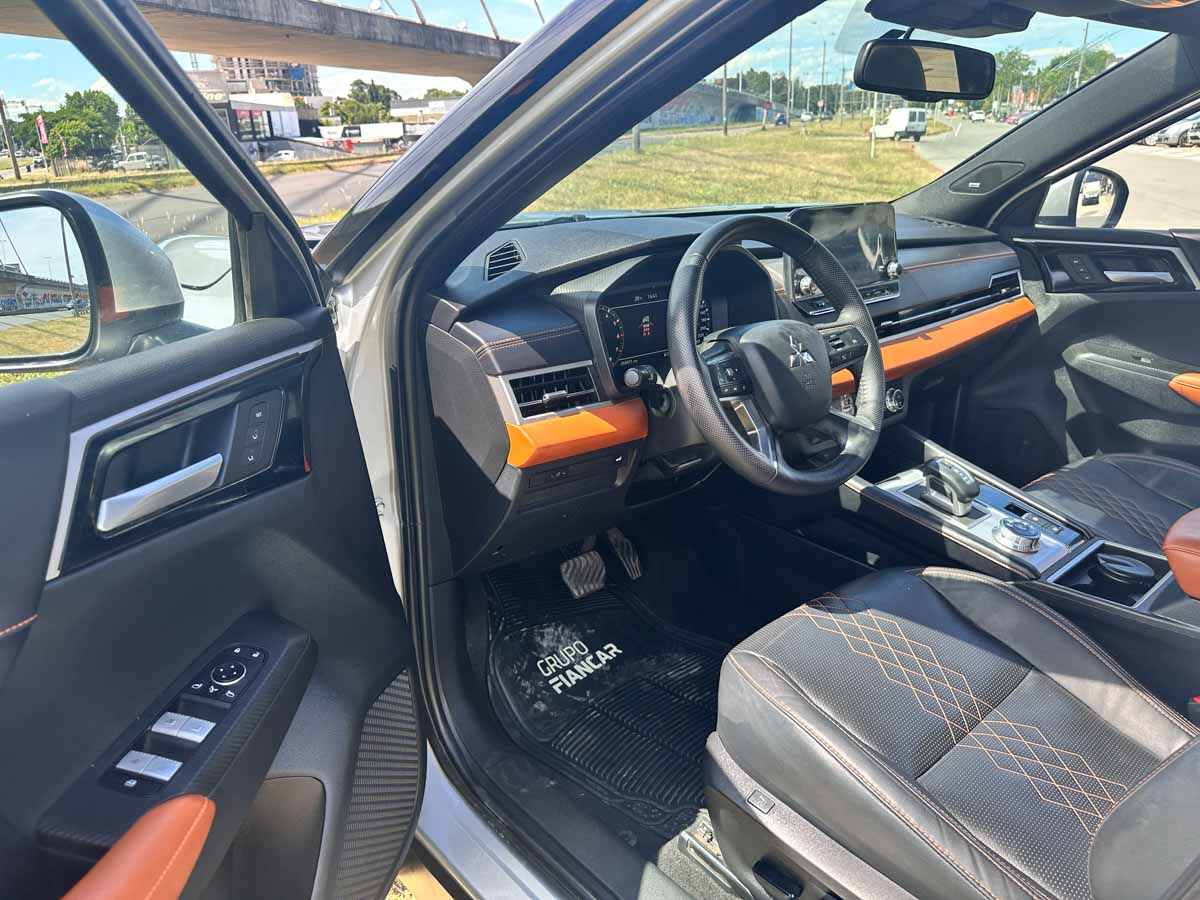 MITUSBISHI OUTLANDER 2.5 AT 4X4 EXTRA FULL 2024
