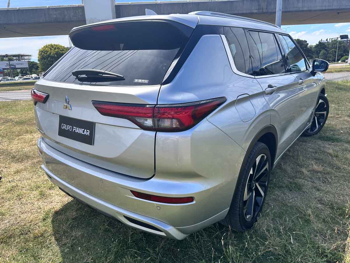MITUSBISHI OUTLANDER 2.5 AT 4X4 EXTRA FULL 2024