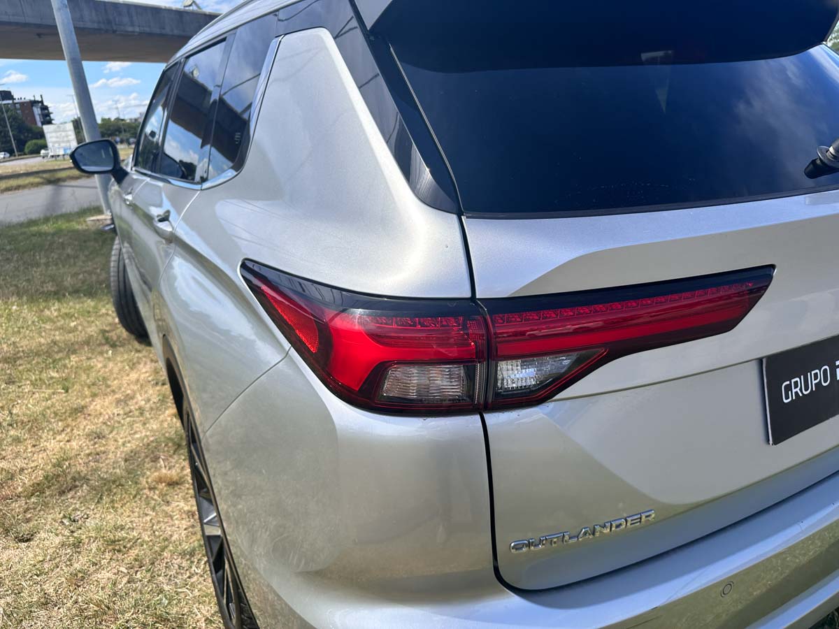 MITUSBISHI OUTLANDER 2.5 AT 4X4 EXTRA FULL 2024