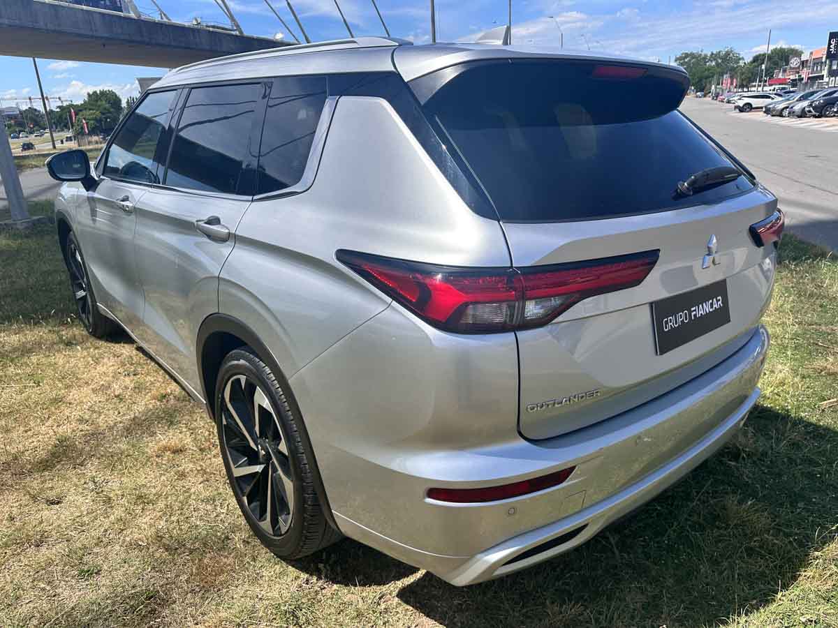 MITUSBISHI OUTLANDER 2.5 AT 4X4 EXTRA FULL 2024