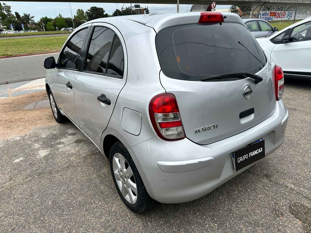 NISSAN MARCH EXTRA FULL 1.6 MT 5PTS 2012