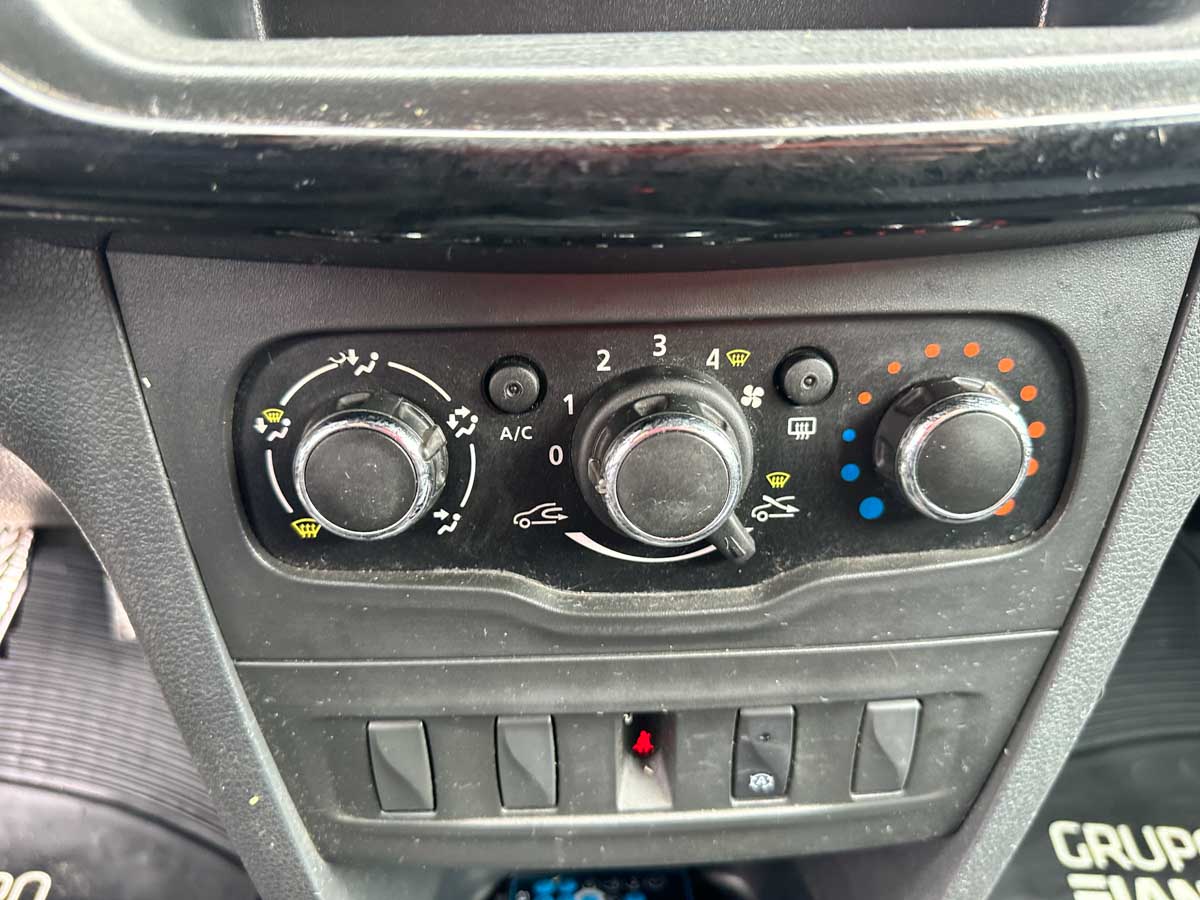 RENAULT LOGAN LIFE 1.0 MT FULL 4PTS 2023